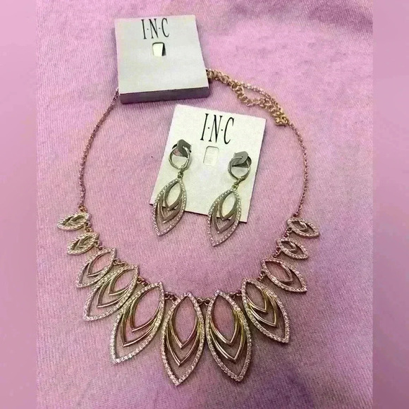 💁🏻‍♀️ NWOT gold and bling Necklace and earring set - Picture 2 of 5